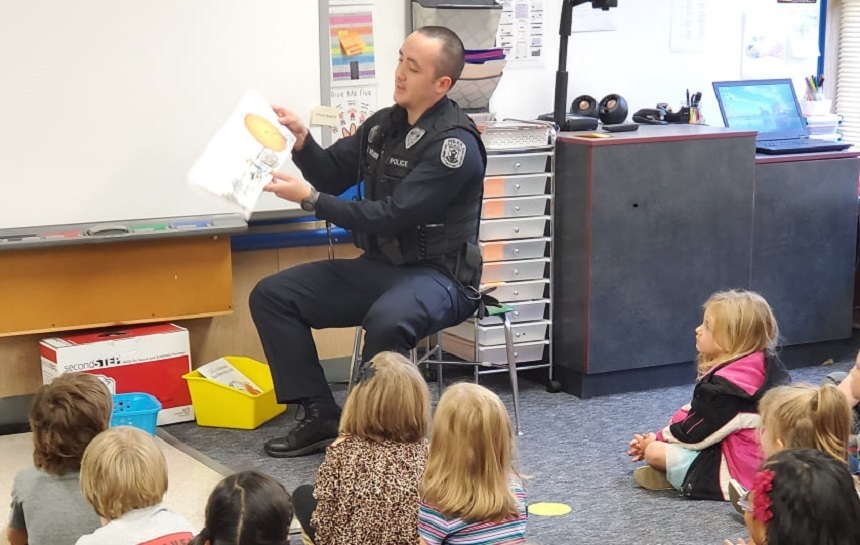Officer Voelker Reading to Kids